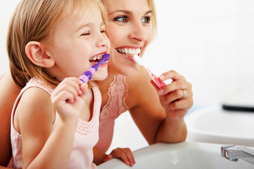 Как правильно чистят зубы ребенку?