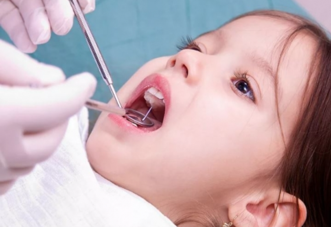 Лечение каналов молочных зубов у детей: этапы и особенности