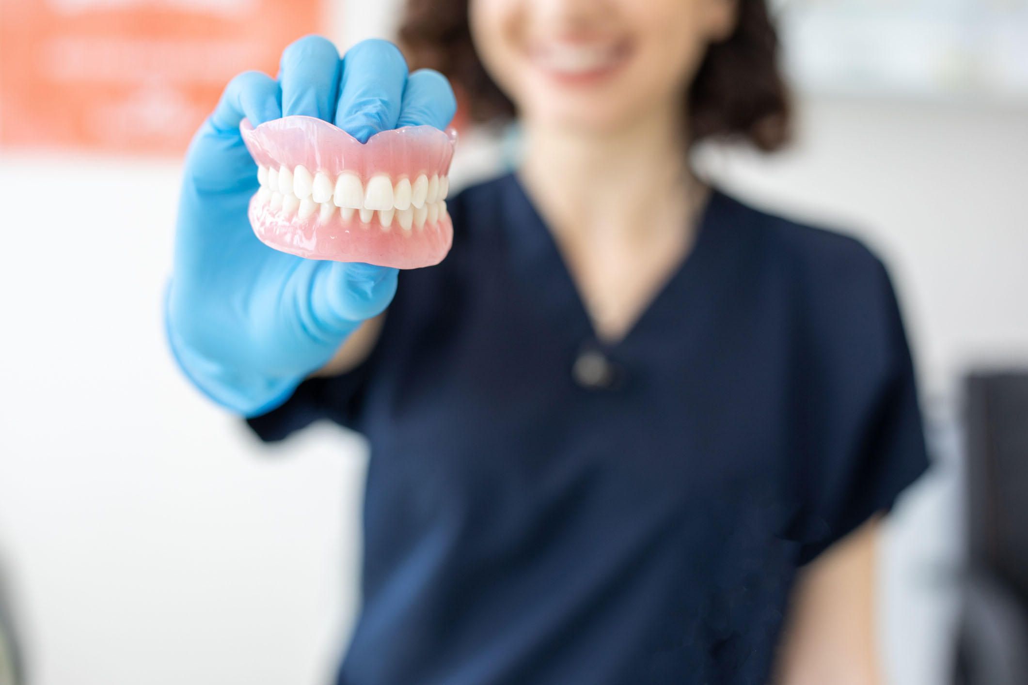Какие осложнения могут возникнуть при протезировании верхних зубов на 4 имплантах