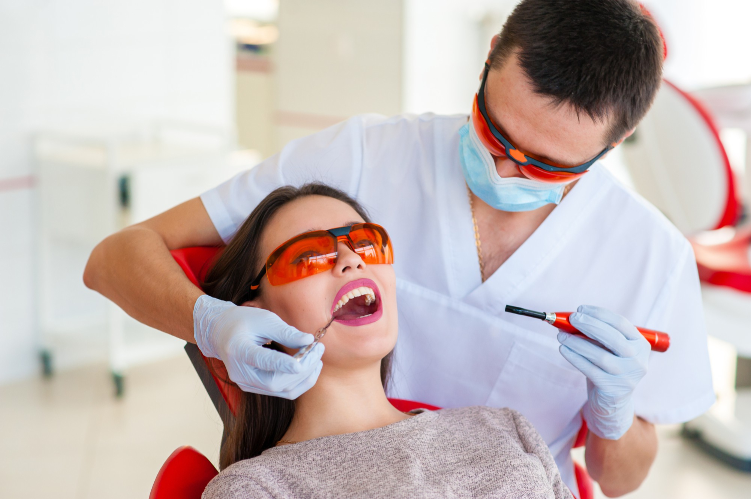 Цена установки световой пломбы – важный фактор выбора стоматологической клиники