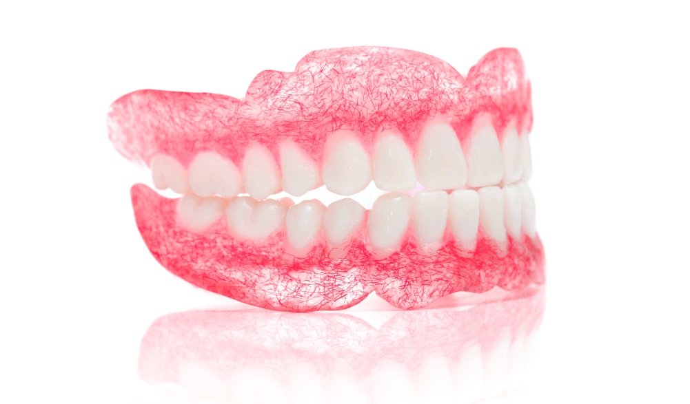 Нижний полный съемный протез – отличная альтернатива утраченным зубам