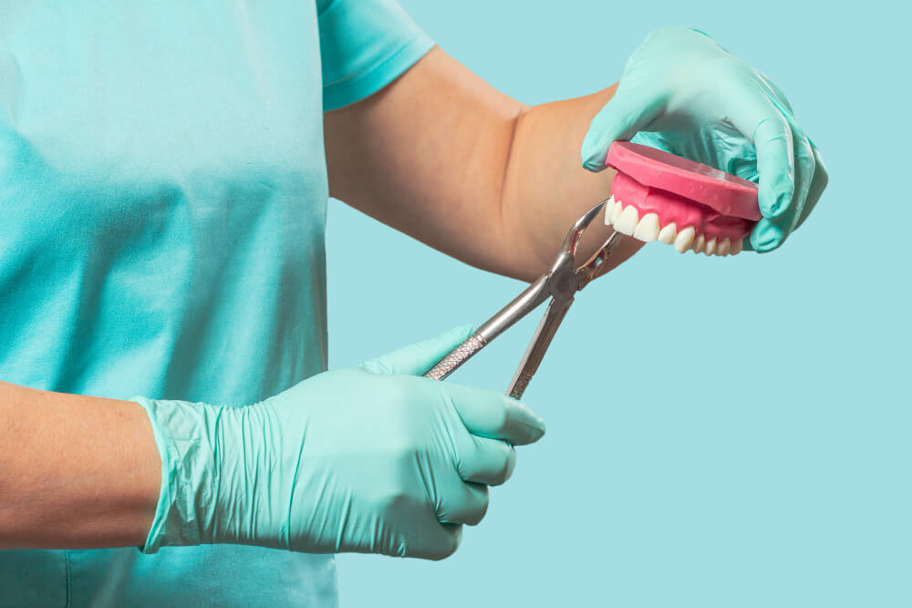 Удаление зуба – крайняя, но необходимая порой мера