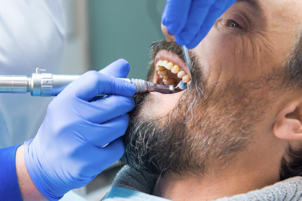 Чистка зубов – важная процедура для поддержания красоты и здоровья